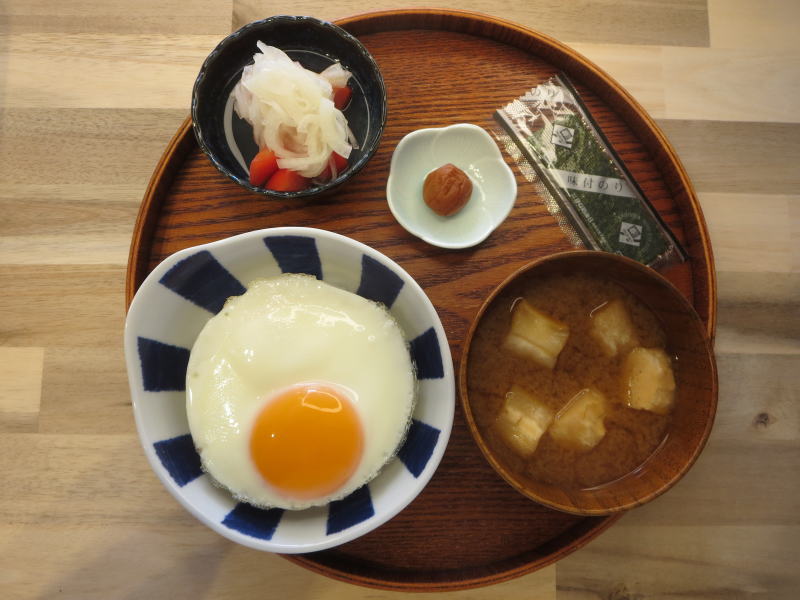 目玉焼き丼の献立