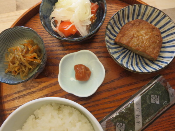 きんぴら(市販チルド)、トマトの酢玉ねぎのせ、マルシンハンバーグ(1/2)、梅干、味付のり