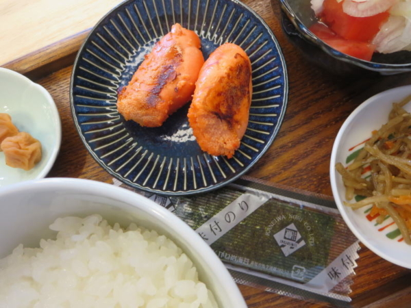 焼明太子、梅干、味付のり、きんぴら(市販チルド)、トマトの酢玉ねぎのせ