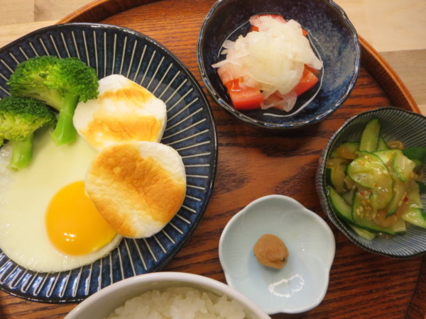 目玉焼きとチーズはんぺん、トマトの酢玉ねぎのせ、中華くらげときゅうりの和え物、梅干