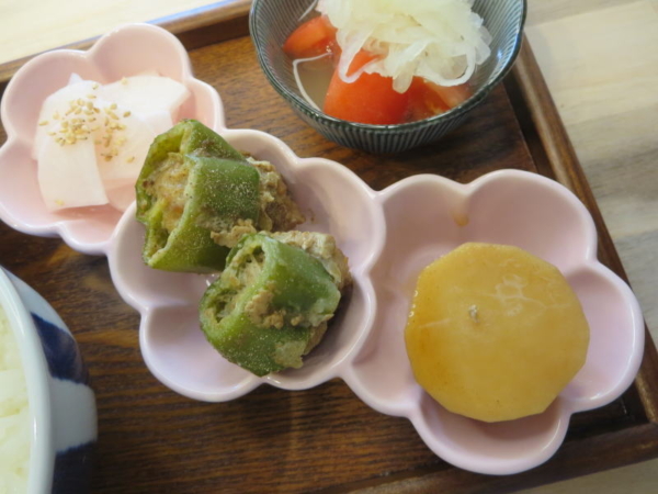 トマトの酢玉ねぎのせ、大根の甘酢漬け、輪切りピーマンの肉詰め(前日の残り)、里芋煮