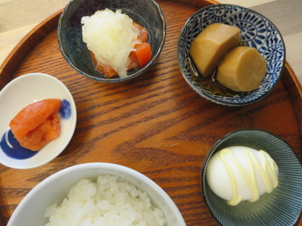 明太子、トマトの酢玉ねぎのせ、里芋煮、ゆでたまご＋マヨネーズ(カロリーオフ)