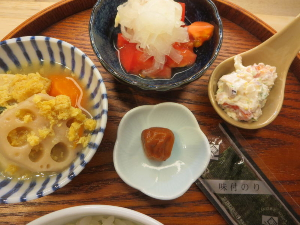 高野豆腐と野菜の炊いたん(京都はんなり一菜)、トマトの酢玉ねぎのせ、シーフードサラダ(市販)、梅干、味付のり